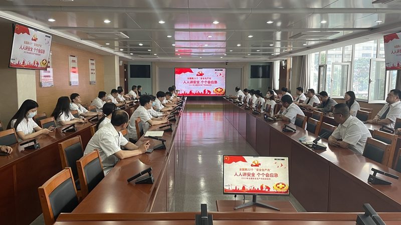 成人技能培训的收费标准通常由以下几个部分构成：
